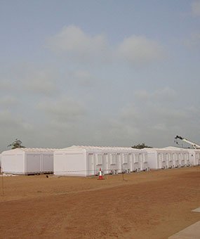 В Сенегале возведен модульный поселок из пластиковых павильонов